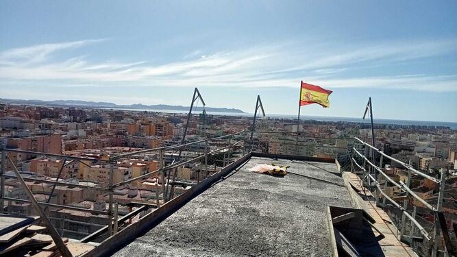 Vista de infarto de toda la bahía de Almería en este punto de la ciudad desde ondea de la bandera de la última planta del edificio San Rosendo.