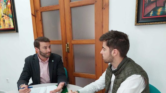 El delegado de Inclusión Social en Almería charla con un joven.
