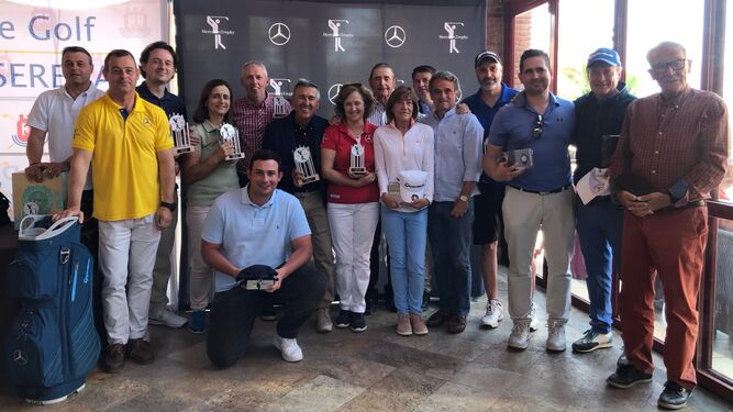 Foto de familia con los distintos ganadores del Torneo Saveres de golf.