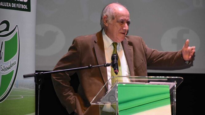 Martín Doblado durante su intervención en un acto organizado por la RFAF en Almería.