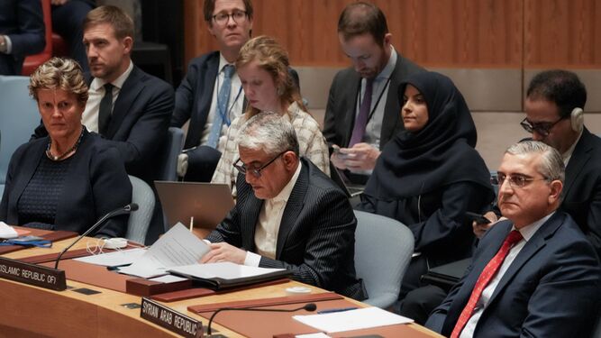 El embajador de Irán ante la ONU, Amir Saeed Iravani, lee su discurso ante el Consejo de Seguridad.