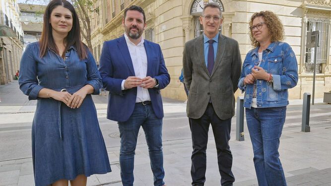Diputados y parlamentarios del PSOE en la puerta de DIputación.