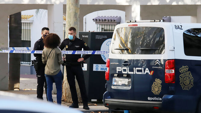 La Policía acordona la zona donde se encontró la cabeza decapitada en Huelva.