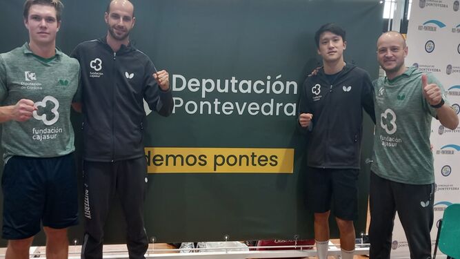 Los jugadores del Cajasur Priego celebran su triunfo en Pontevedra.