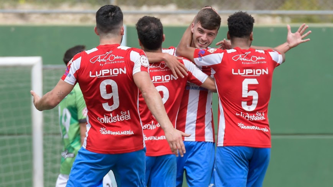 Los futbolistas del Poli Almería celebran uno de los goles de la última jornada en casa.