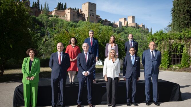 Patronos de la fundación junto a la alcaldesa de Granada antes de la reunión.