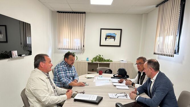El Director Ejecutivo y el Gerente de Giahsa, Santiago Ponce y Juan Manuel González Padilla, el Presidente del Consorcio Provincial de Bomberos de Huelva, José M. Pérez, y técnico del mismo.