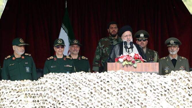 El presidente iraní, Ebrahim Raisi, pronuncia un discurso por el Día Nacional del Ejército.