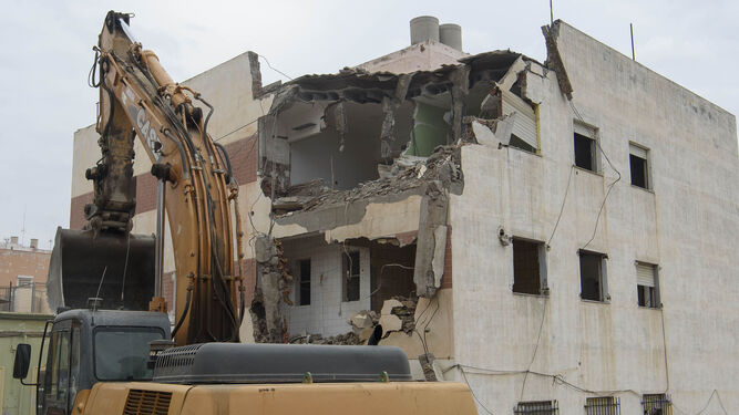 Demolición de un edificio de Almería.