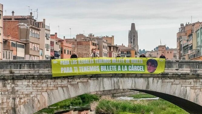Cartel colgado por Vox en Gerona con mensaje a Puigdemont.