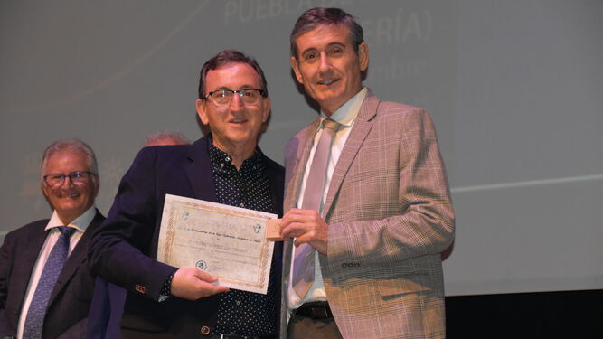 Pedro López Galdeano recoge un diploma durante una gala del Comité de Entrenadores.