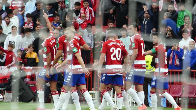 Jugadores del Granada celebran un gol ante Osasuna