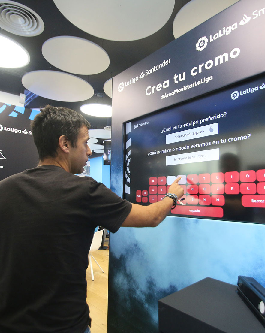 Un usuario haciendo uso de una de las pantallas de LaLiga en el stand